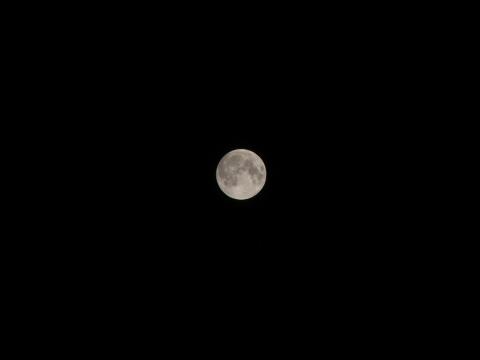 Луна через объектив фотоаппарата